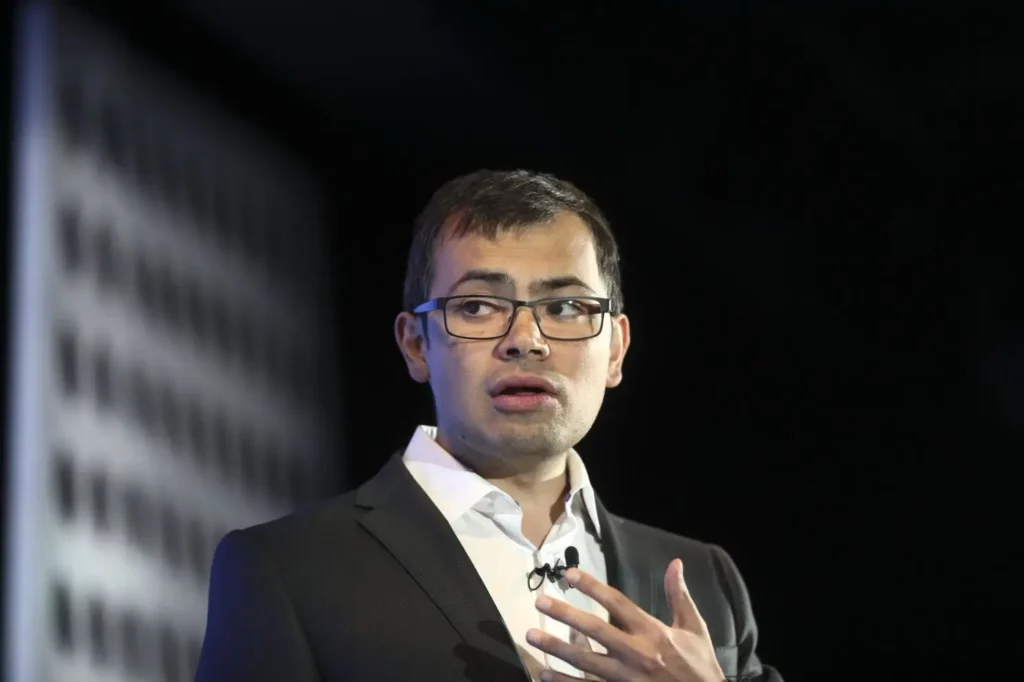 OpenAI investuje 100 miliárd dolárov do umelej inteligencie.
